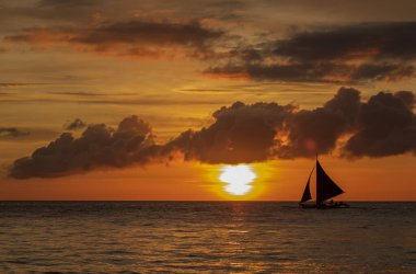 Boracay adasında beyaz sahil gün batımı, Filipinler.