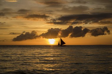 Boracay adasında beyaz sahil gün batımı, Filipinler.