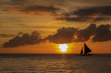 Boracay adasında beyaz sahil gün batımı, Filipinler.
