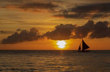 Boracay adasında beyaz sahil gün batımı, Filipinler.