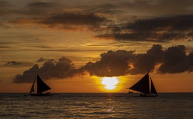 Boracay adasında beyaz sahil gün batımı, Filipinler.