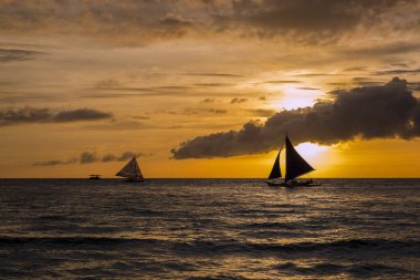 Boracay adasında beyaz sahil gün batımı, Filipinler.