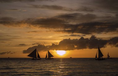 Boracay adasında beyaz sahil gün batımı, Filipinler.