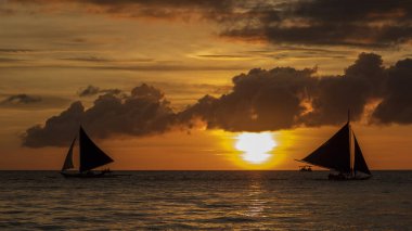 Boracay adasında beyaz sahil gün batımı, Filipinler.