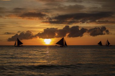 Boracay adasında beyaz sahil gün batımı, Filipinler.