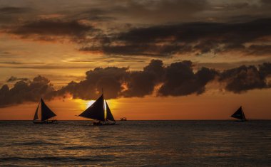 Boracay adasında beyaz sahil gün batımı, Filipinler.