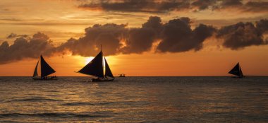 Boracay adasında beyaz sahil gün batımı, Filipinler.