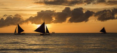 Boracay adasında beyaz sahil gün batımı, Filipinler.