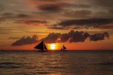 Boracay adasında beyaz sahil gün batımı, Filipinler.