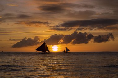 Boracay adasında beyaz sahil gün batımı, Filipinler.
