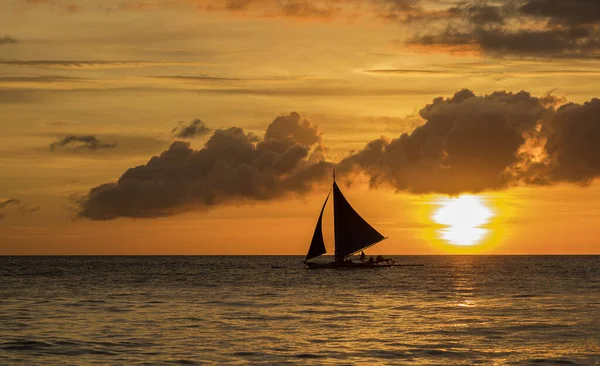 Boracay adasında beyaz sahil gün batımı, Filipinler.