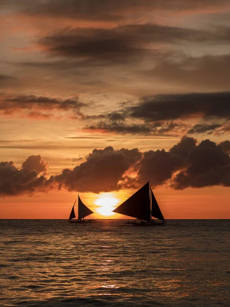 Boracay adasında beyaz sahil gün batımı, Filipinler.
