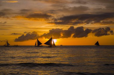 Boracay adasında beyaz sahil gün batımı, Filipinler.
