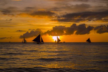 Boracay adasında beyaz sahil gün batımı, Filipinler.