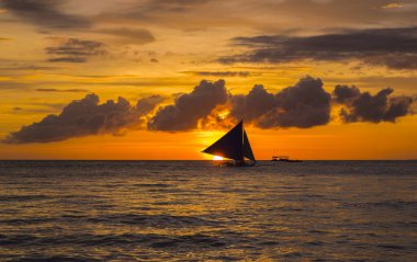 Boracay adasında beyaz sahil gün batımı, Filipinler.