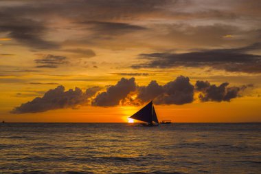 Boracay adasında beyaz sahil gün batımı, Filipinler.