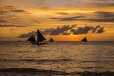 Boracay adasında beyaz sahil gün batımı, Filipinler.