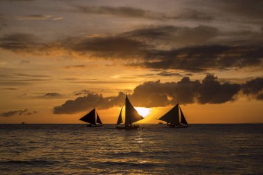 Boracay adasında beyaz sahil gün batımı, Filipinler.