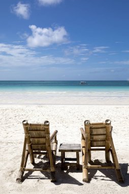 Filipinler 'deki Boracay adasında bambu koltuklar.