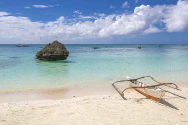 Filipinler, Boracay adasındaki beyaz sahilde bir tekne..