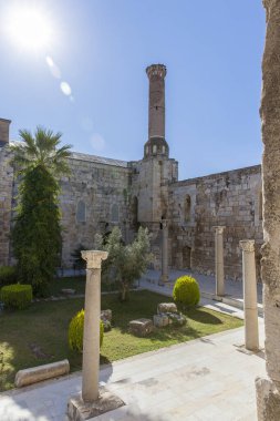 Türkiye 'deki ünlü Efes harabeleri yakınlarındaki Selcuk ilçesindeki tarihi İsa Bey camii.