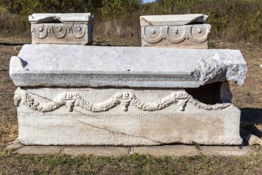 Efes 'in antik şehrinde mezarlık taşmezarı..