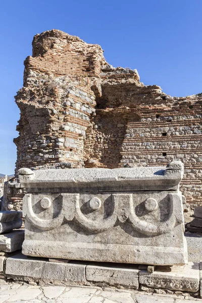 Efes 'in antik şehrinde mezarlık taşmezarı..