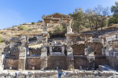 Türkiye 'nin Efes kentinde Trajan Çeşmesi.