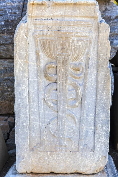 商取引エルメスとラム画像の神とアンティークバス救済 エフェソス トルコ ユネスコ世界遺産 — ストック写真