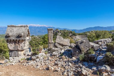 Antik Pinara ilinin mezarlığındaki lahit, Fethiye, Türkiye.