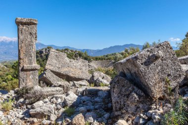 Antik Pinara ilinin mezarlığındaki lahit, Fethiye, Türkiye.