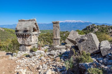 Antik Pinara ilinin mezarlığındaki lahit, Fethiye, Türkiye.