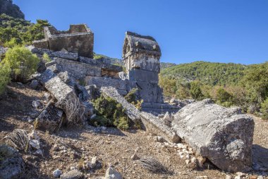 Antik Pinara ilinin mezarlığındaki lahit, Fethiye, Türkiye.