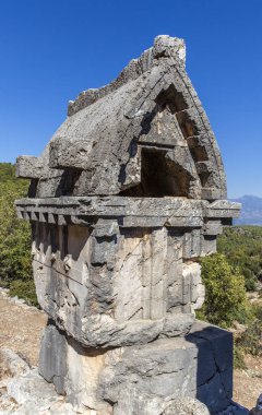 Antik Pinara ilinin mezarlığındaki lahit, Fethiye, Türkiye.