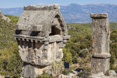 Antik Pinara ilinin mezarlığındaki lahit, Fethiye, Türkiye.