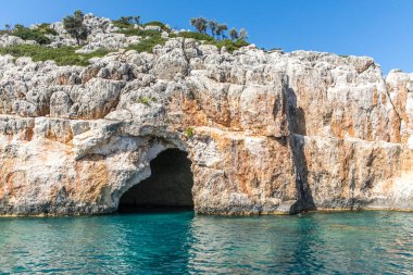 Türkiye 'nin antik Myra kentinde Akdeniz' deki küçük mağarası