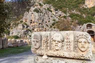 Türkiye 'nin Myra antik kenti Antalya' daki kaya mezarlarında tiyatro oyuncularında kullanılan eski taş maskeler.