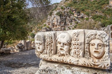 Türkiye 'nin Myra antik kenti Antalya' daki kaya mezarlarında tiyatro oyuncularında kullanılan eski taş maskeler.
