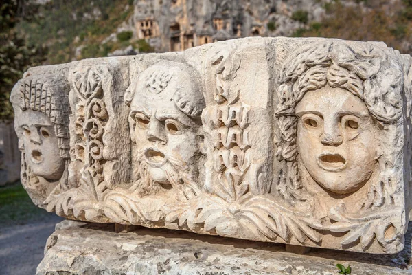 トルコのアンタルヤのミラ古代都市の岩の墓の演劇俳優で使用される古い石のマスク — ストック写真