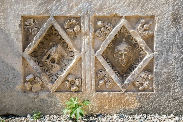 トルコのアンタルヤのミラ古代都市の岩の墓の演劇俳優で使用される古い石のマスク — ストック写真