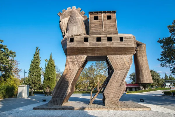 Réplica Do Cavalo De Troia De Madeira Na Cidade Antiga De Troy