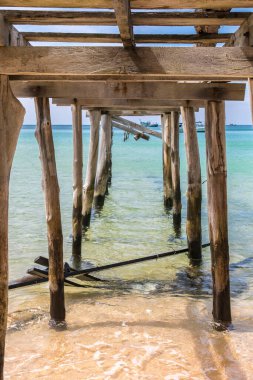 Eski ahşap iskele, Sunset plajı, koh rong samloem adası, Sihanoukville, Kamboçya.