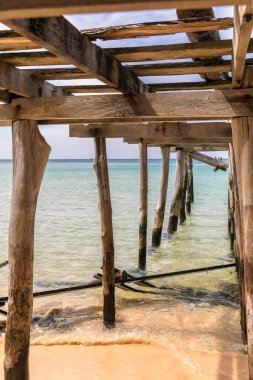 Eski ahşap iskele, Sunset plajı, koh rong samloem adası, Sihanoukville, Kamboçya.
