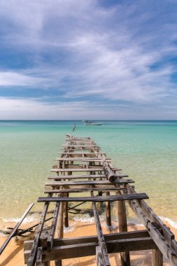 Eski ahşap iskele, Sunset plajı, koh rong samloem adası, Sihanoukville, Kamboçya.