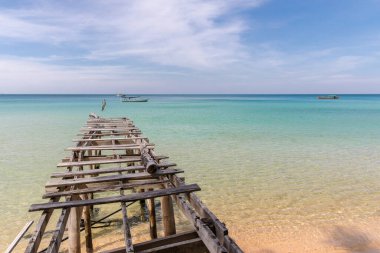 Eski ahşap iskele, Sunset plajı, koh rong samloem adası, Sihanoukville, Kamboçya.