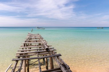 Eski ahşap iskele, Sunset plajı, koh rong samloem adası, Sihanoukville, Kamboçya.