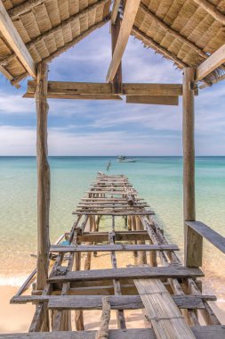 Eski ahşap iskele, Sunset plajı, koh rong samloem adası, Sihanoukville, Kamboçya.