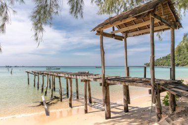 Eski ahşap iskele, Sunset plajı, koh rong samloem adası, Sihanoukville, Kamboçya.