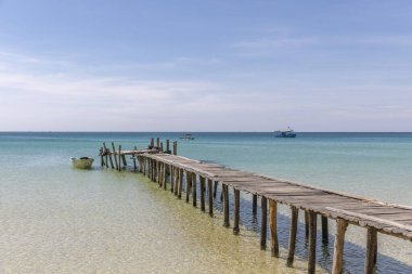 Eski ahşap iskele, Tembel plaj, koh rong samloem adası, Sihanoukville, Kamboçya.
