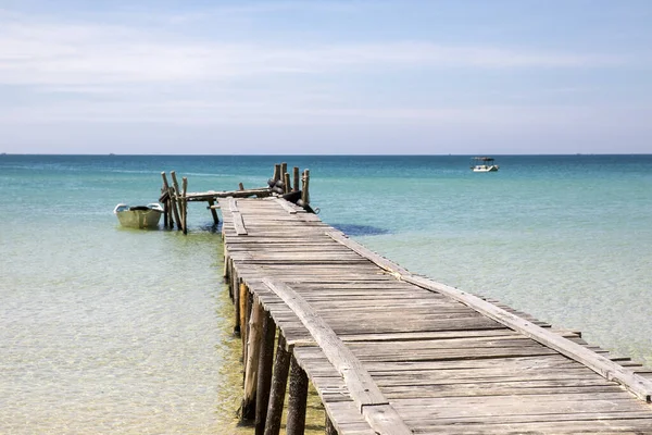 Eski ahşap iskele, Tembel plaj, koh rong samloem adası, Sihanoukville, Kamboçya.